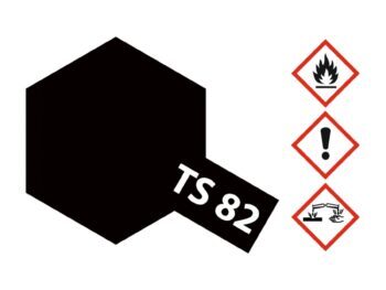 De afbeelding toont een zwarte zeshoek met een zwarte rechthoekige strook met witte tekst 'TS 82'. Rechts daarvan staan drie gevaarsymbolen op een witte achtergrond.