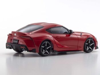 Rode Toyota Supra GR Sport modelauto, gezien vanaf de achterkant en zijkant, met zwarte velgen en uitlaten.