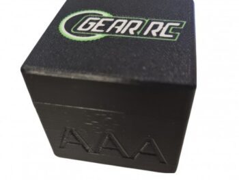 De foto toont een zwart opbergbakje met het GearRC logo. Op de voorkant staat 'AAA' gegraveerd.