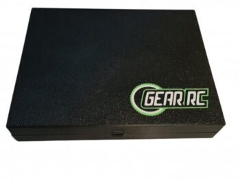 Een zwarte, rechthoekige opbergdoos met een licht gestructureerd oppervlak. Op de deksel staat een groen en wit logo met de tekst 'GEAR RC'.