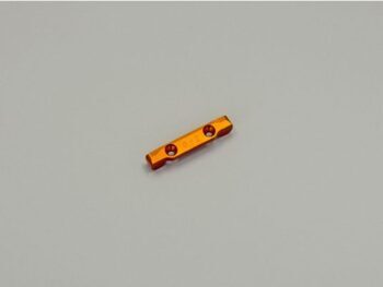 Op de foto is een langwerpig, oranje metalen onderdeel te zien met vier gaten. Het heeft een glanzende afwerking en de tekst '0-2' is erop gegraveerd.