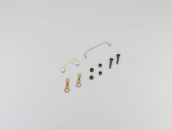 Op de foto is een set kleine onderdelen te zien, waaronder zilverkleurige metalen beugels, goudkleurige schakels, zwarte schroeven en zwarte ringetjes. De onderdelen liggen verspreid op een witte achtergrond.