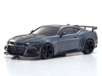 De foto toont een gedetailleerd model van een Chevrolet Camaro ZL1 1LE in een donkergrijze, metallic kleur. Het model heeft zwarte velgen en een grote achterspoiler.