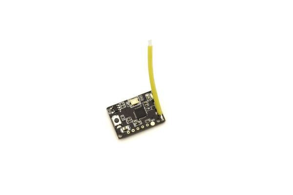 kleine elektronica printplaat met gele draad