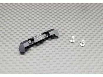 Op de foto is een zwart, langwerpig aluminium onderdeel te zien met afgeronde uiteinden en drie gaten in het midden. Er staat 'GLDnn 1.0' op gegraveerd. Daarnaast liggen twee kleine zilverkleurige schroefjes.