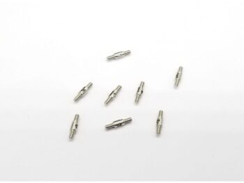 De afbeelding toont acht kleine, zilverkleurige metalen onderdelen, verspreid over een witte achtergrond. Elk onderdeel heeft een cilindrische vorm met schroefdraad aan beide uiteinden en een platte inkeping in het midden.