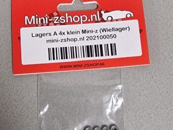 Op de foto zijn vier kleine, zilverkleurige lagers te zien in een doorzichtig plastic zakje, bevestigd aan een rood kartonnen label met witte tekst en het logo van Mini-zshop.nl.