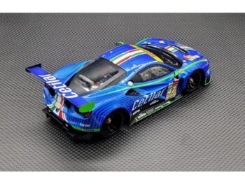 De afbeelding toont een gedetailleerde, metallic blauwe raceauto body met diverse sponsorlogo's en strepen in de kleuren van de Italiaanse vlag. Het is een model van een Ferrari GT3, gezien de vorm en de tekst op de body.