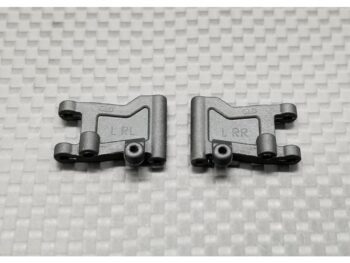 Op de foto zijn twee grijze, metalen onderdelen te zien, waarschijnlijk voor een RC-auto. Ze hebben een complexe, hoekige vorm met gaten voor bevestiging en de inscriptie 'GLD' en 'LRL' of 'LRR'.