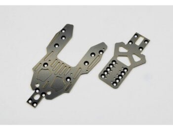 De afbeelding toont twee metalen chassisdelen in een donkergrijze kleur, met diverse uitsparingen en gaten voor bevestiging. Het lijkt op onderdelen voor een modelauto.