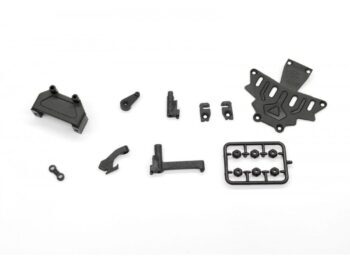 De afbeelding toont een set van diverse zwarte kunststof onderdelen voor een RC-auto, waaronder een servohouder, body mounts, een servohoorn en andere kleine componenten. De onderdelen zijn matzwart en hebben verschillende vormen en maten, sommige nog aan een spruw.
