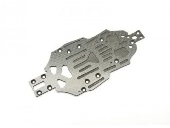 De afbeelding toont een donkergrijs, rechthoekig chassis van koolstofvezel met diverse uitsparingen en gaten. Het heeft een gedetailleerd patroon dat kenmerkend is voor carbon.