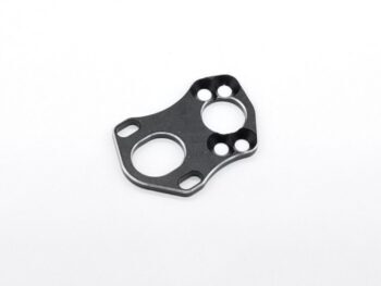 De afbeelding toont een zwart metalen onderdeel met zilveren randen en diverse gaten van verschillende groottes. Het heeft een onregelmatige, gebogen vorm.