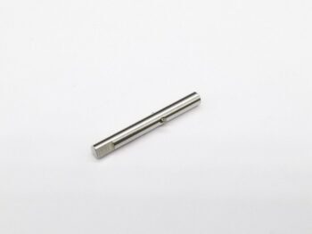 De foto toont een zilverkleurige, metalen staaf met een vierkante kop aan één uiteinde en een kleine uitsparing in het midden. Het product ligt op een witte achtergrond.