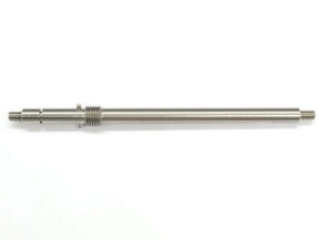Een zilverkleurige metalen as met schroefdraad aan beide uiteinden en een geribbeld gedeelte met een kleine uitstulping aan één kant.