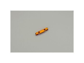 De afbeelding toont een klein, langwerpig metalen onderdeel in een oranje/goudachtige kleur. Het heeft twee gaten aan de bovenkant en lijkt een ophangingsonderdeel te zijn.
