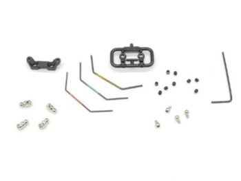 De afbeelding toont een set stabilisatorstangen voor een RC-auto, met verschillende gekleurde stangen en diverse schroeven en bevestigingsonderdelen. Er is ook een inbussleutel aanwezig.