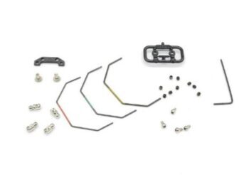 De afbeelding toont een set onderdelen voor een RC-auto, waaronder gebogen stangen met gekleurde markeringen, schroeven, moeren en een L-sleutel. Er zijn ook enkele zwarte kunststof onderdelen zichtbaar.