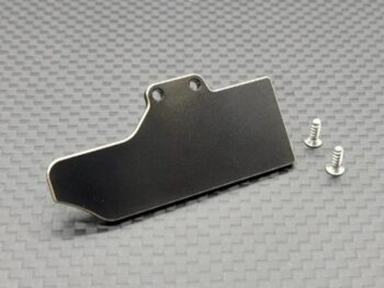 De foto toont een zwart, metalen plaatje met twee gaten aan de bovenkant en een afgeronde hoek aan de linkerkant. Er liggen ook twee kleine zilverkleurige schroefjes naast.