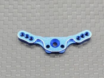 De foto toont een blauw geanodiseerd aluminium onderdeel met een gebogen vorm en meerdere gaten. Het oppervlak heeft een lichte glinstering.