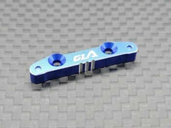 Op de foto is een blauw metalen onderdeel te zien met twee gaten en de letters 'GLA' erop gegraveerd. Het heeft een rechthoekige vorm met afgeronde uiteinden en ligt op een grijze ondergrond met een geweven patroon.