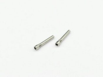 De afbeelding toont twee zilverkleurige, metalen pinnen met een cilindrische vorm en een zeskantige uitsparing aan één uiteinde. Ze liggen diagonaal op een witte achtergrond.