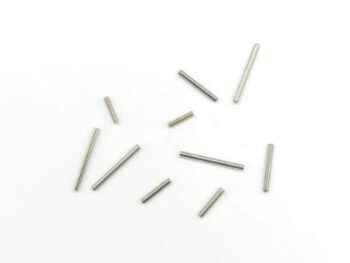 De afbeelding toont een verzameling van kleine, cilindervormige metalen staafjes in verschillende lengtes, verspreid over een witte achtergrond. Ze hebben een glanzende, zilverkleurige afwerking.