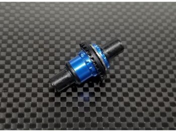 De foto toont een blauw aluminium differentieel met zwarte kunststof onderdelen, liggend op een donkere, geruite ondergrond. Het differentieel heeft een compacte, cilindrische vorm met tandwielen aan de zijkanten.
