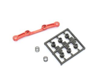 De afbeelding toont een rode metalen staaf met gaten, een zwart plastic frame met zes kleine zwarte onderdelen, en twee kleine metalen veren. De onderdelen liggen verspreid op een witte achtergrond.