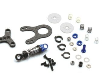 De afbeelding toont een set onderdelen voor een RC-auto, waaronder een schokdemper met een blauwe ring, diverse veren, schroeven, ringen, en twee carbonfiber platen. De onderdelen zijn van metaal, kunststof en carbonfiber.