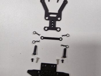 De afbeelding toont een set zwarte RC-autoonderdelen, waaronder verschillende plastic beugels, schroeven en body clips. De onderdelen lijken te zijn gemaakt van een mat plastic materiaal.