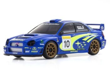 De afbeelding toont een blauwe Subaru Impreza WRC 2002 schaalmodel auto. De auto heeft gele en gouden accenten, inclusief een groot startnummer 10 op de zijkant en gouden velgen.