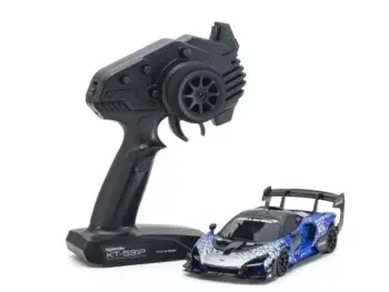 De foto toont een blauwe modelauto met een zwarte afstandsbediening. De auto heeft een opvallend design met zwarte en zilveren details.