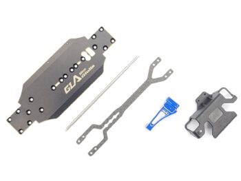 De afbeelding toont verschillende onderdelen voor een RC auto, waaronder een chassisplaat, een metalen staaf, een carbonfiber-achtig onderdeel, een blauw metalen onderdeel en een zwart plastic onderdeel. De meeste onderdelen zijn donkergrijs of zwart, met één opvallend blauw onderdeel.