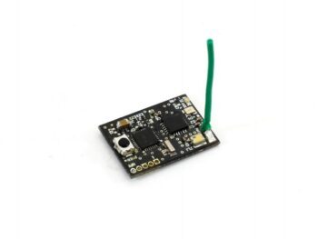 Op de foto is een kleine, rechthoekige zwarte printplaat te zien met diverse elektronische componenten en chips. Er steekt een groen draadje uit dat dient als antenne.