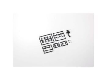 De afbeelding toont een set zwarte plastic onderdelen, waaronder meerdere sprues met kleine ronde en rechthoekige onderdelen, en een losse zwarte servo saver assembly met een metalen pin en twee kleine ringen.