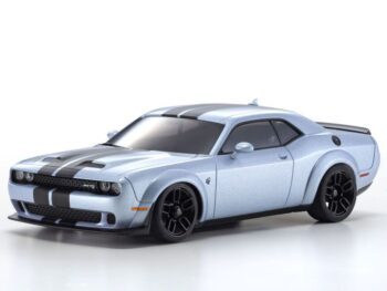 De afbeelding toont een zilverkleurige modelauto, een Dodge Challenger SRT Hellcat Redeye, met zwarte racestrepen over de motorkap en het dak. Het is een gedetailleerde carrosserie met zwarte velgen en een realistische uitstraling.