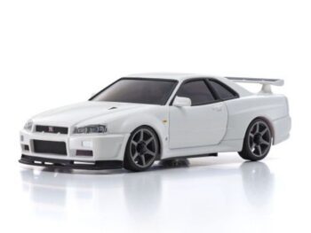 De afbeelding toont een witte modelauto, een Nissan Skyline GT-R R34, met donkere ramen en velgen. Het is een gedetailleerde replica met een achterspoiler.