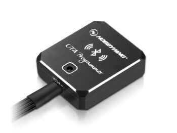 Op de foto is een compact, rechthoekig zwart apparaat te zien met afgeschuinde randen. Er staat 'Hobbywing' en 'OTA Programmer' op, samen met een Bluetooth-icoon en een knop, en er komt een zwarte kabel uit.