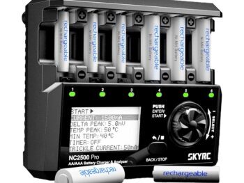De afbeelding toont een zwarte, rechthoekige acculader met zes sleuven voor AA/AAA batterijen. Er zit een LCD-scherm op de voorkant met bedieningsknoppen en een draaiknop.