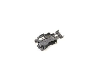 Op de foto is een grijs chassis te zien, waarschijnlijk van kunststof, met diverse uitsparingen en bevestigingspunten. Het lijkt een onderdeel van een modelauto.