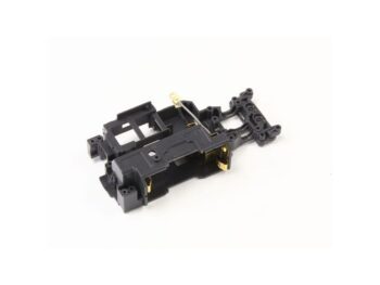 De foto toont een zwart plastic chassis voor een modelauto, met enkele gouden metalen contactpunten en een dunne zilverkleurige draad. Het chassis heeft diverse uitsparingen en bevestigingspunten.