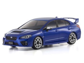 De afbeelding toont een gedetailleerde, glanzend blauwe modelauto, een Subaru Impreza WRX STI, met zilverkleurige velgen en een achterspoiler. Het is een miniatuurversie van een sportieve sedan.