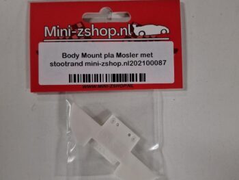Op de foto is een wit, 3D-geprint onderdeel te zien, verpakt in een doorzichtig zakje met een rood label van 'Mini-zshop.nl'. Het onderdeel heeft een onregelmatige, hoekige vorm met enkele kleine gaatjes.