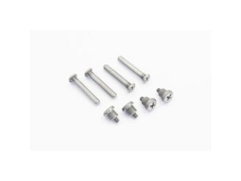 De afbeelding toont een set van acht metalen schroeven of pinnen in verschillende formaten, met een zilverkleurige afwerking. Vier zijn langer en dunner, en vier zijn korter en dikker met een bredere kop.