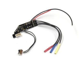 De foto toont een zwarte printplaat met diverse elektronische componenten en draden. Er zijn draden met rode, blauwe en gele krimpkousen te zien, en een witte connector.