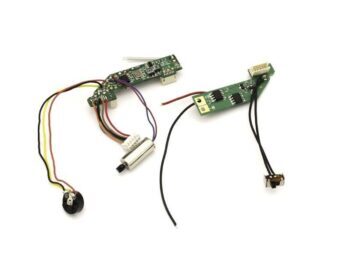 De afbeelding toont twee groene printplaten met diverse elektronische componenten en draden. De printplaten zijn verbonden met kleine motoren en connectoren.