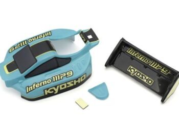 De afbeelding toont een lichtblauwe (cyaan) lexaan body voor een RC-auto, met zwarte en gele details en het 'Kyosho' logo. Ernaast liggen een zwarte spoiler en een klein lichtblauw onderdeel, waarschijnlijk ook van lexaan.