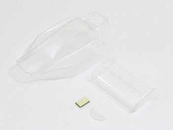 De foto toont een transparante, ongeverfde lexaan body voor een RC buggy, samen met een kleinere transparante vleugel en een klein rechthoekig plakstukje. De body heeft een gestroomlijnde vorm en is gemaakt van doorzichtig plastic.