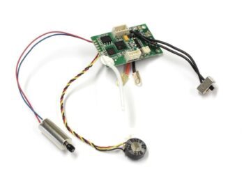 Das Bild zeigt eine grüne Leiterplatte mit verschiedenen elektronischen Bauteilen und Drähten in unterschiedlichen Farben. Außerdem sind ein kleiner silberfarbener Motor und ein rundes schwarzes Bauteil mit Beschriftung zu sehen.